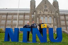 CTO Daniel Ehrhardt, Prosjektleder for FramSat-1 Herman Castberg, og SatCom Ingeniør Nicolai Sommervold. Bildet ble tatt utenfor campus rett før de hoppet på flybussen for å reise til Andøya.