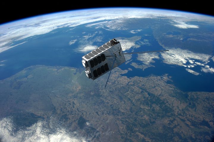 Illustrasjon av Kystverkets nye satellitt, AISSat-4.