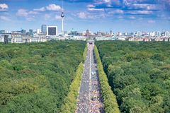 Berlin: Christopher Street day parade mot Brandenburger Tor