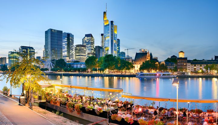Frankfurt am Main: Utsikt over Frankfurts Skyline fra restauranten Bootshaus