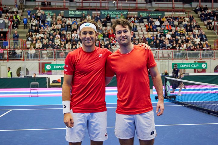 Casper Ruud (t.v) og Viktor Durasovic beseiet Latvia i Davis Cup