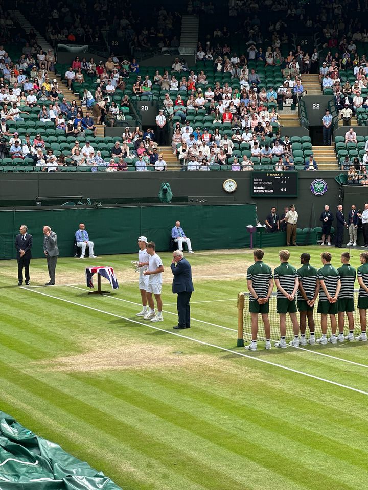 Wimbledon-vinner Nicolai Budkov Kjær under seremonien etter finalen i gutter single.