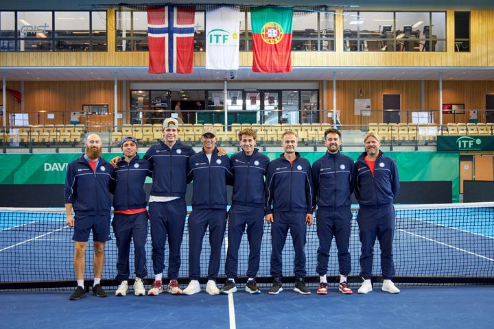 Norges lag mot Portugal: F.v Fysio Kim Andre Nordli, Lukas Hellum-Lillengen, Herman Hagen Høyeraal, Nicolai Budkov Kjær, Casper Ruud, kaptein Anders Håseth, Viktor Durasovic, landslagsansvarlig Fredrik Loven