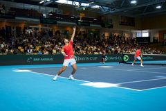 Viktor Durasovic server i den viktige doublekampen mot Portugal. Durasovic og Casper Ruud vant 7-5 6-3 foran et fullsatt Nadderud Arena.