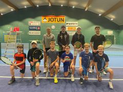 Sandefjord Tennisklubb skal arrangere U14 og U19 NM i sommer, og klubbens juniorer gleder seg veldig til å spille på hjemmebane. - Dette blir gøy, håper vi sees i Sandefjord, er den klare beskjeden fra klubbens unge tennis-talenter.