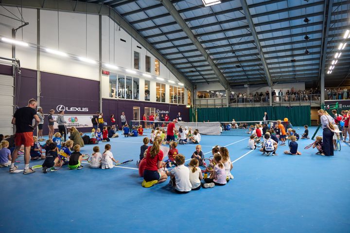 NYE TENNIS- OG PADELSPILLERE? Tennis og padel vokser i rekordtempo i Norge, og når Tennis Kids innviterte til sommefest denne helga kom mer enn 400 barn (bildet). - Vi trenger mer plass, anleggssituasjonen for tennis er prekær, slår Generalsekretær Aslak Paulsen fast.