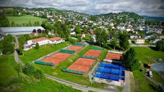 PYNTET TIL FEST: Gjøvik Tennisklubb gleder seg til å ta i mot U16 spillere fra hele Norge til Clarksons NM i Tennis.