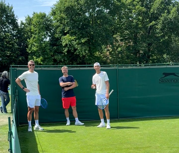 TEAM KJÆR PÅ PLASS I LONDON: Nicolai Budkov Kjær er Norges håp i single i årets Wimbledon-turnering. Her er han sammen med teamsjef Alexander Kjær og landslagstrener Fredrik Lovén på dagens trening.