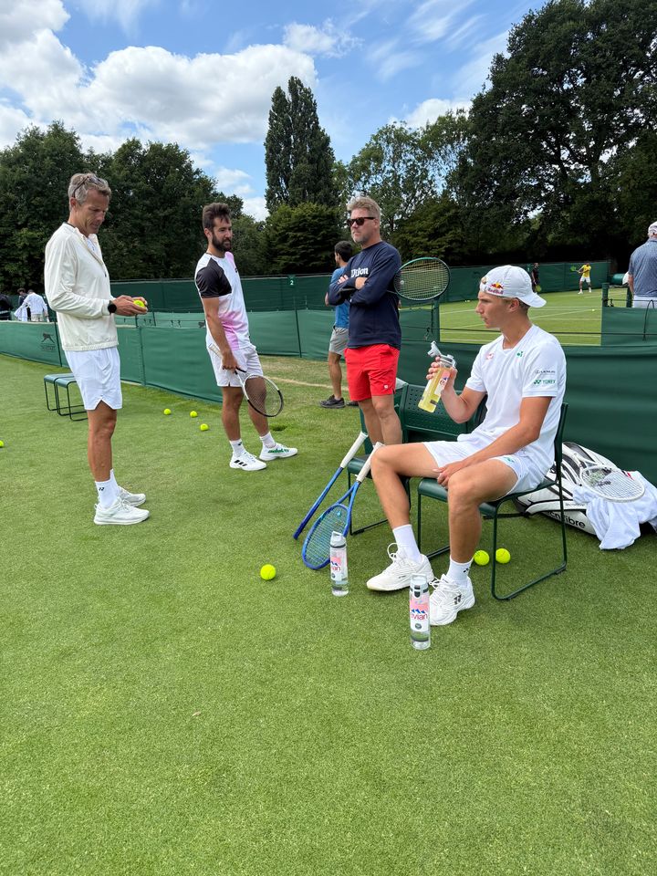 GOD STEMNING: Viktor Durasovic og Nicolai Budkov Kjær slo inn sammen foran dagens kamper i Wilbledon-kvaliken.