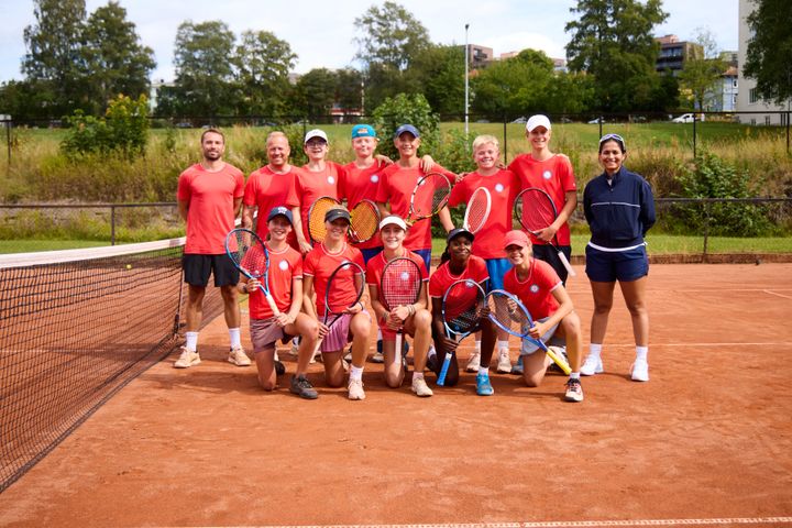 U13 landslagene for jenter og gutter i full sving med trening på Sinsen Tennisklubb. Tirsdag er det alvor, da braker Nordisk Mesterskap for U13 løs, og du er selvfølgelig hjertelig velkommen til å se våre neste stjerner i aksjon.