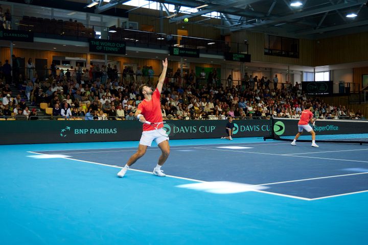 ARKIVBILDE: Viktor Durasovic i aksjon da Norge slo Portugal og tok seg til qualifiers-nivået i Davis Cup i 2024.