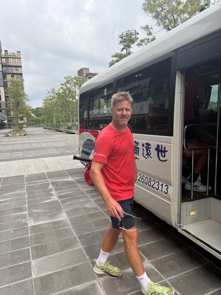 Landslagstrener Fredrik Lovén på jobb sammen med det Norske Davis Cup-laget i Taiwan.