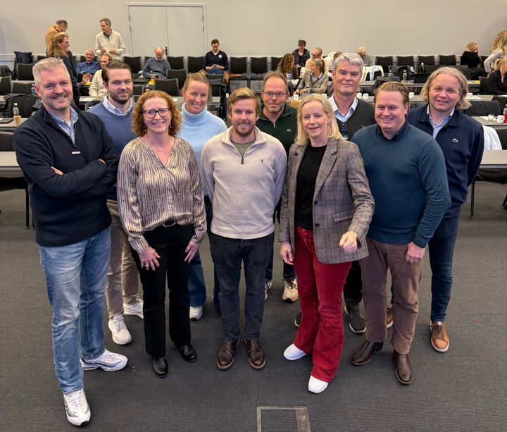 JUBEL PÅ TINGET: Representanter fra klubbene som skal arrangere NM og Landsturneringen i Tennis i 2027 og 2028.