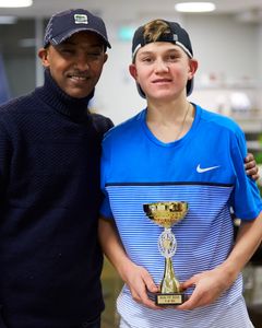 Jack Draper har vunnet tenniskamper i Oslo før. 27.2.16 vant han ITF Oslo Open. Tewodros Desalegn delte ut premiene.