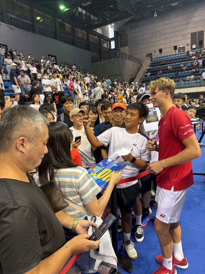 TENNISFEST: Nicolai Budkov Kjær skrev mange autografer etter Norges seier mot Taiwan i høst. Første uka i februar er det klart for nye utfordringer for Kjær og det norske landslaget. Da kommer Storbritannia til Norge for å spille Davis Cup Qualifiers.