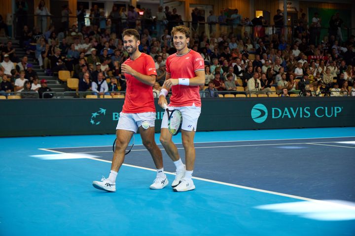 TILBAKE PÅ LAGET: Casper Ruud er tilbake når Norge møter Storbritannia i Davis Cup (VM i Tennis) i Nadderud Arena 5 og 6 februar, Her er Casper Ruud og Viktor Durasovic i aksjon i double, forrige gang Norge spilte Davis Cup i samme arena, og slo Portugal.