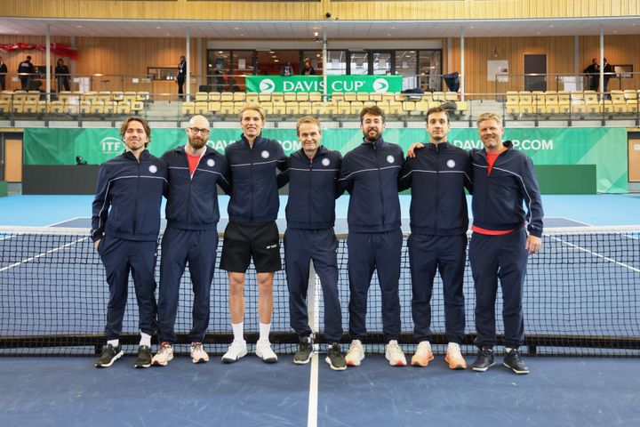 Fra venstre: Lukas Hellum Lilleengen, Kim Andre Nordli (fyrio), Nicolai Dukov Kjær, Anders Håseth (kaptein), Viktor Durasovic,  Andreja Petrovic, Fredrik Lovén (landslagstrener)