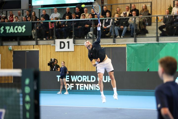 Jack Draper vinner åpningskampen i VM i tennis mot Norge i Nadderud Arena.
