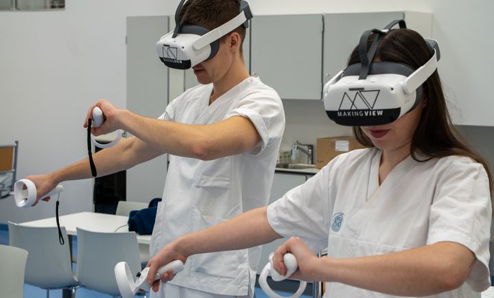VR-simulering: I brillen får ansatte både teori, tester og mengdetrening i møter med virtuelle pasienter.