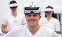 FREMTIDEN: I VR får helseansatte teoriforelesninger, tester og møter med pasienter, slik at VR-simuleringen gir kompetanseutvikling.