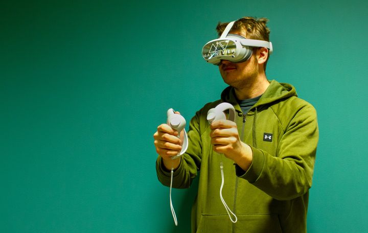 VR-simulering: - Dette er kult og moderne, kommenterer lærling Jonas Furulund Østereng fra den virtuelle verden. Han er klar til å lære seg førstehjelp.