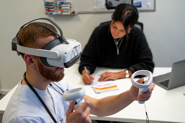 LÆR DER DU ER: I VR har du en maksimalt fleksibel og virkelighetsnær arena for teoriforelesninger, prøver og praksis.