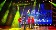 VRINN-awards: Fagleder Stig Ekeberg tar imot VRINN-priser sammen med 3D-artist Robert Adolfsen og utvikler Martin Lien.