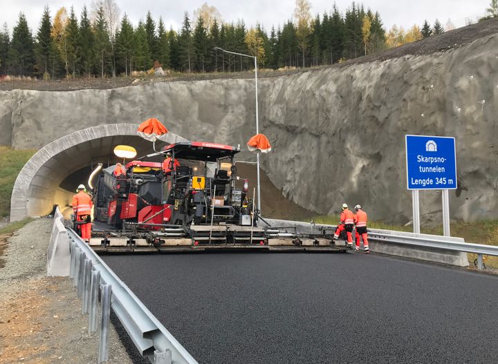 Nå viser nye tall fra Entreprenørforeningen Bygg og Anlegg (EBA) viser at asfaltproduksjonen i Norge har falt fra nær 8 millioner tonn i toppårene før pandemien til rundt 5 millioner tonn i 2025. Det tilsvarer en nedgang på nær 40 prosent.