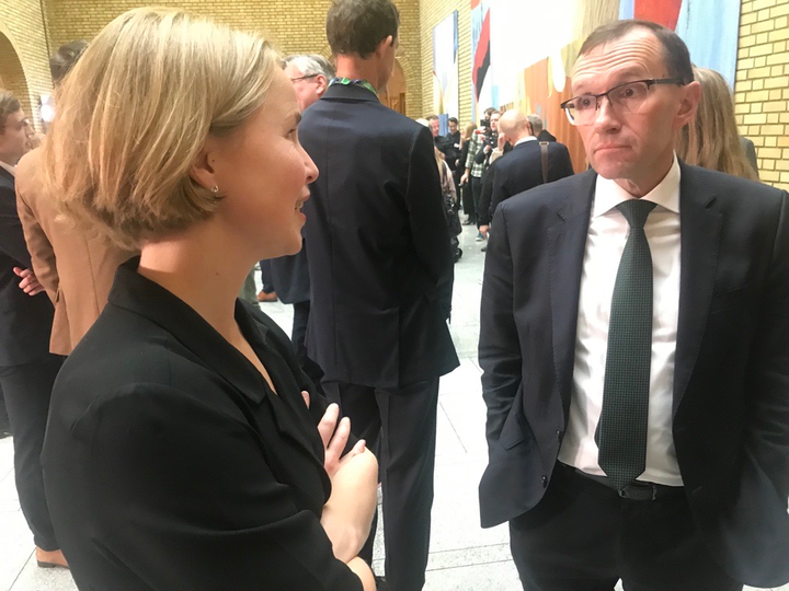 Anja Bakken Riise, leder i Framtiden i våre hender, men klima- og miljøminister Espen Barth Eide i Stortinget i dag. Foto: Framtiden i våre hender.