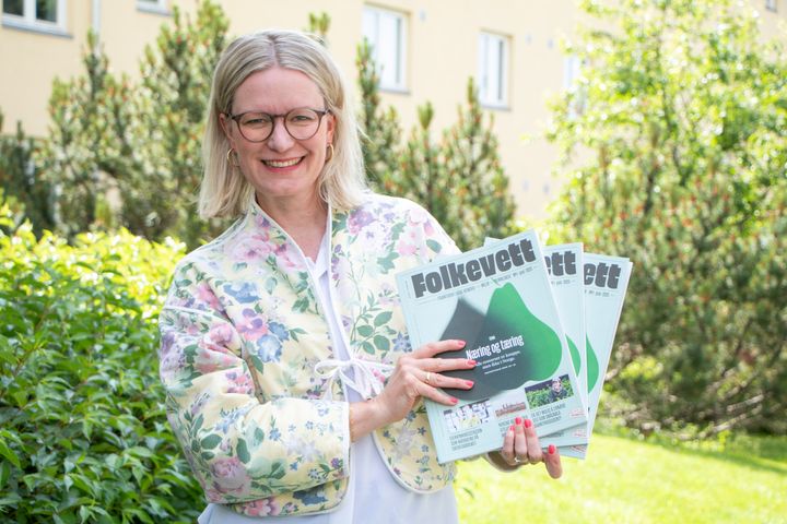 Ingrid Næss-Holm, konstituert leder i Framtiden i våre hender, viser frem det nye magasinet.