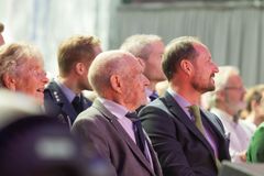 Erik Dammann ved siden av kronprins Haakon på Framtiden i våre henders 50 års-jubileumsfest i 2024.