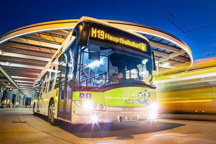 Elektrisk buss i Braunschweig lades trådløst ved endestasjon.