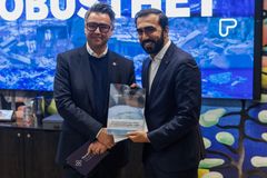 Helse- og omsorgsdepartementet ved statssekretær Usman Ahmad Mushtaq mottar rapporten fra generalsekretær i Norsk Førstehjelpsråd Thomas Berg Green.