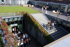 Studenter på vei inn inngangsdøren til Arkitektur- og designhøgskolen i Oslo (AHO).