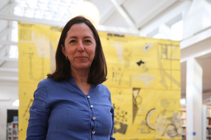 Arkitekt og førsteamanuensis Anne Romme ved Det Kongelige Akademi, København, tiltrer 1. august 2026 som instituttleder for Institutt for arkitektur ved AHO. Her står hun foran utstillingen "Yellow - the color of a collective cemetery" i Det Kongelige Akademis bibliotek. Førsteårsstudenter i arkitektur har tegnet fra Leonardo Riccis kirkegård (1984) i den italienske byen Jesi.