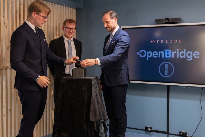 Kronprins Haakon og prins Sverre Magnus drar i hendelen for å lansere kodene til et fritt og åpent designsystem som skal skape tryggere og mer klimasmarte arbeidsplasser i maritim industri. Systemet er utviklet ved AHO.  Foto: Daniel Stubsjøen / AHO.