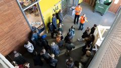 Bilde tatt ovenifra med en gruppe mennesker vendt mot to personer som prater