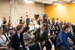 Et første møte mellom klassekamerater. AHO gleder seg til å ta imot 110 nye studenter til høsten.
