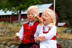 To barn som spiser is. Diplom-Is - vinnere av Årets Miljøfyrtårn i kategorien "Konsern og store virksomheter"