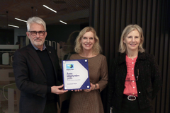 Viserektor ved UiB, Kjell-Morten Myhr, og universitetsdirektør Kari Fuglseth (t.h) mottok idag prisen for Årets Miljøfyrtårn 2025 fra administrerende direktør i Miljøfyrtårn, Ann-Kristin Ytreberg.