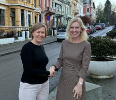 Anne Puetz (t.v.) fra Aider og Ann-Kristin Ytreberg, administrerende direktør i Stiftelsen Miljøfyrtårn, er godt fornøyde med det nyetablerte samarbeidet.