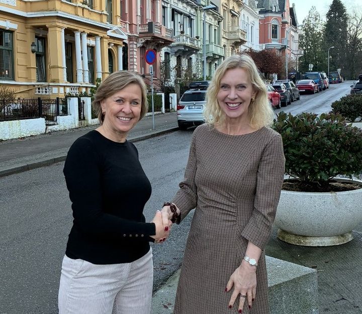 Anne Puetz (t.v.) fra Aider og Ann-Kristin Ytreberg, administrerende direktør i Stiftelsen Miljøfyrtårn, er godt fornøyde med det nyetablerte samarbeidet.