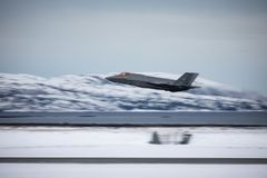 Amerikansk F-35A flyver lavt forbi Ørland flystasjon.
