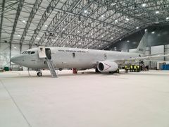 Norges første nye maritime overvåkningsfly, P-8A Poseidon i hangar på Evenes flystasjon.