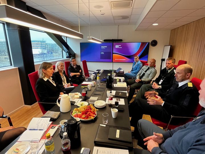 Fra onsdagens møte mellom Forsvarets operative hovedkvarter og DSB. Foto: Hanne Olafsen, Forsvaret