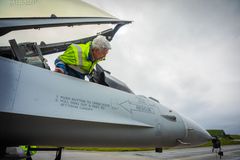 Belgisk crew chief i et belgisk F-16 under ACE23.