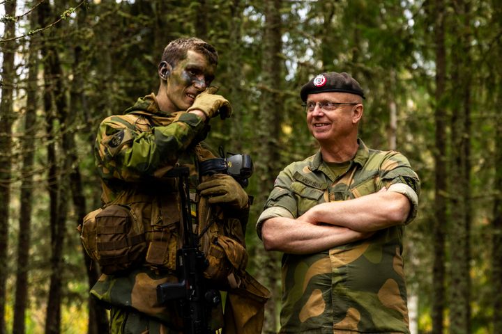 Sjef for Forsvarets sanitet Petter Iversen snakker med en soldat som er i førstegangstjenesten i avdelingen.
