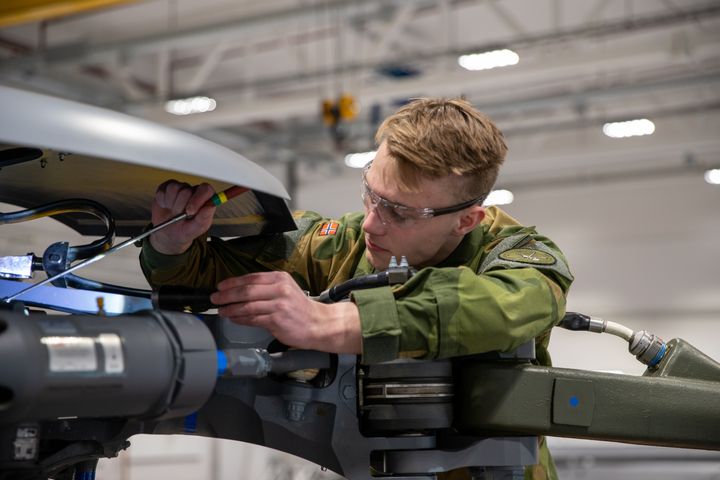 Ein flymekanikar-lærling på Bardufoss flystasjon inspiserer eit luftfartøy.