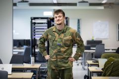 Visekorporal 1. klasse Christoffer Sandersen gikk ut av cybertekniker-utdanningen i 2021, og fikk jobb i Cyberforsvaret på Evenes.