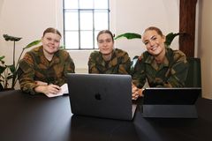 Maiken Østrem Dignes (21) (f.v.), Thea Brodersen (24) og Lill Andrea Hjulstad (27) har utdanning og jobber som vernepliktige innholdsprodusenter i Forsvaret kommunikasjon (FKOM).